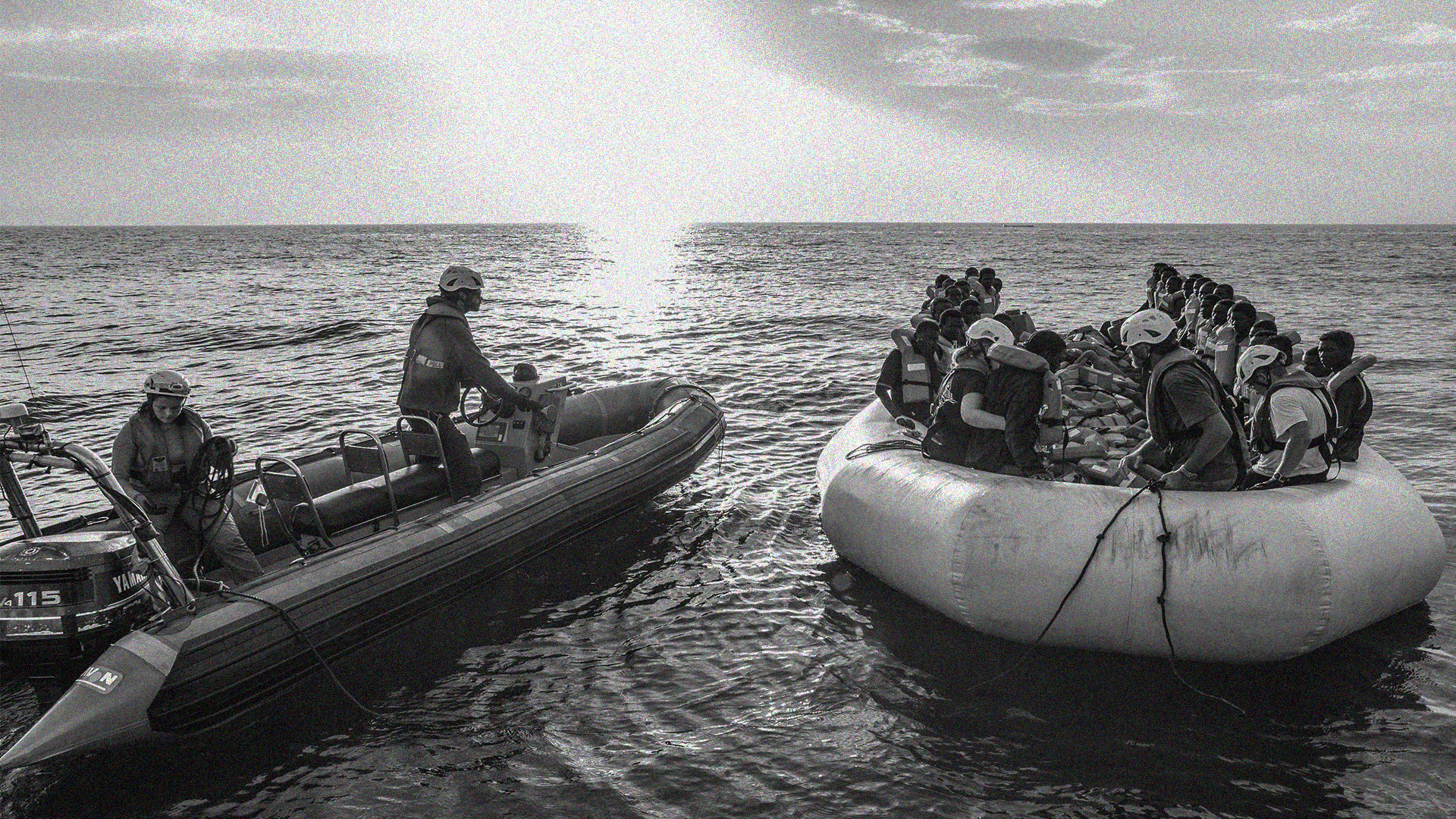 Flüchtlingsboot neben der Seenotrettung
